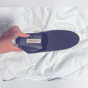 NEW STEVE MADDEN SLIP ON SANDALS PERFECT FOR SUMMER SIZE 7.5!!!!!